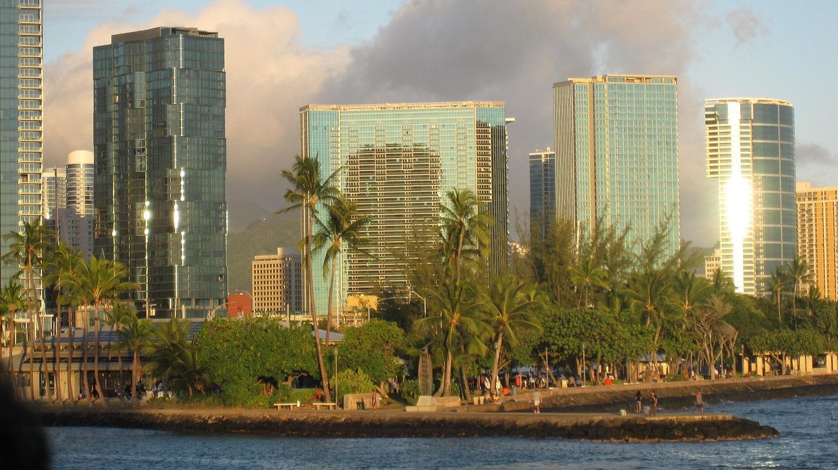Skyline and aerial view of Honolulu, HI - LD Movers moving service area